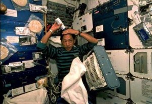 髪を洗っている毛利宇宙飛行士