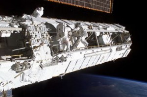 国際宇宙ステーション2-トラスと船外活動中の宇宙飛行士