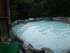 熊の湯男性用岩風呂