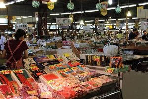 元祖・函館朝市「渡島蔬菜農協ドーム」