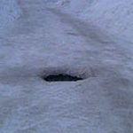 冬道のマンホールの穴は見えにくく危険　突然ドスンということも