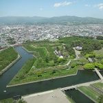 函館山からは扇型の街明かりと数十隻のイカ釣り漁船 / まぶしい光に感動